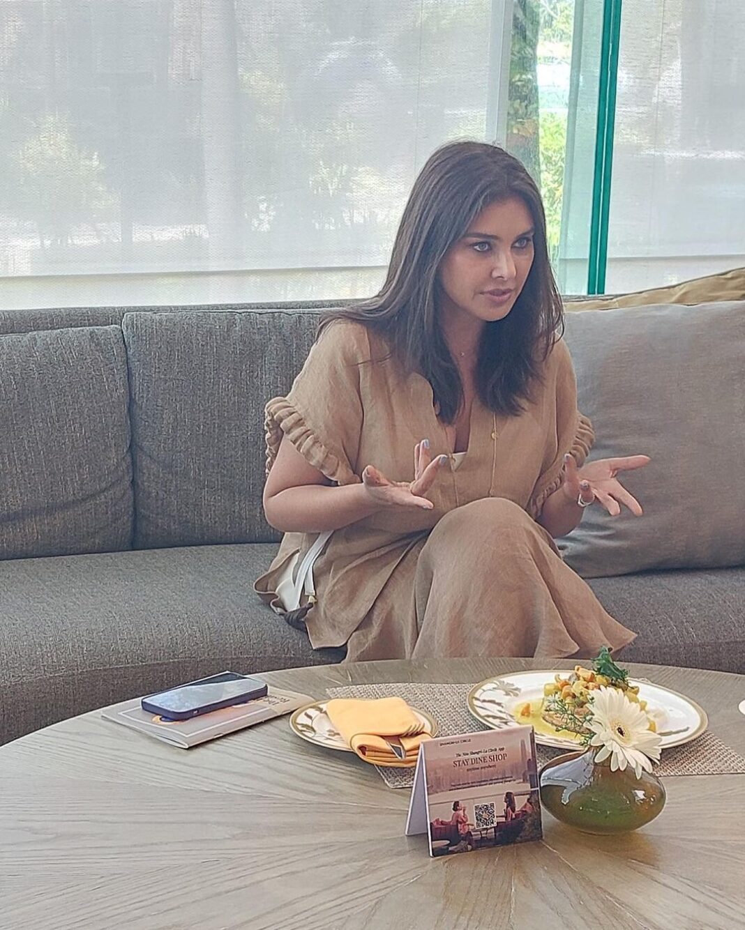 Lisa Ray Instagram - Are you a hand talker too? I’ve even tried sitting on my knuckles but my hands inevitably release themselves to take flight during a conversation 😂 With @soniahird in Colombo, patiently tolerating my handspeak (Or rather ‘hand-splaining’ as @nishappics put it)
