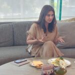 Lisa Ray Instagram – Are you a hand talker too? I’ve even tried sitting on my knuckles but my hands inevitably release themselves to take flight during a conversation 😂
With @soniahird in Colombo, patiently tolerating my handspeak
(Or rather ‘hand-splaining’ as @nishappics put it)