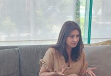 Lisa Ray Instagram - Are you a hand talker too? I’ve even tried sitting on my knuckles but my hands inevitably release themselves to take flight during a conversation 😂 With @soniahird in Colombo, patiently tolerating my handspeak (Or rather ‘hand-splaining’ as @nishappics put it)