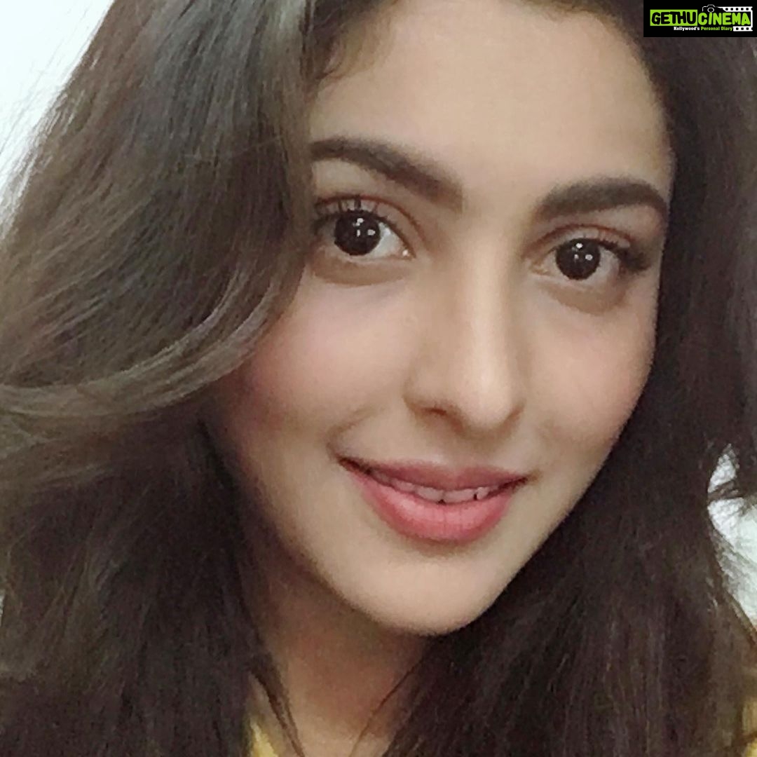 Madhu Shalini Instagram - 🌻 #instadaily #selflove #love #instaphoto #instapic #instapicture #instagram #instalike #instamood #mood #picoftheday #pictureoftheday #photooftheday #friday #fridaymood #closeup #makeup #🐒 #😘 #♥️ #🌻 #actor #madhushalini #india #panindia #bollywood #kollywood #tollywood #teluguactress #fashion
