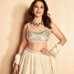 Madhuri Dixit Instagram – Mujhe palkon ki chhaanw mein rehene do🤍

#wednesday #wednesdayvibes #jhalakdikhlajaa10 #photoshoot #shootdiaries