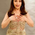 Madhuri Dixit Instagram – POV – every mirror I pass by❤️‍🔥

#reels #trendingreels #tuesday #tuesdayvibes #explore