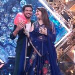 Madhuri Dixit Instagram - One with my favourite @arjunbijlani 💜 #monday #mondaymood #jhalakdikhlajaa10 #reels #reelsinstagram #explorepage #exploremore