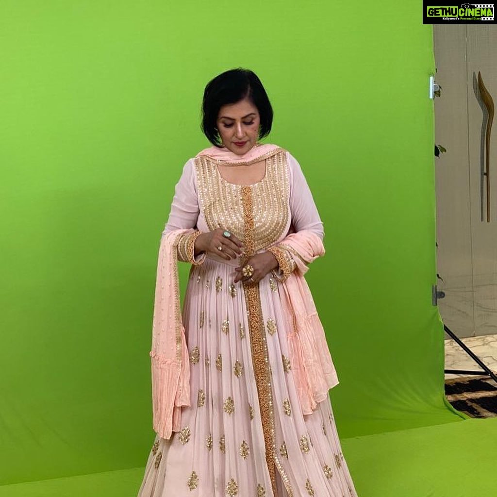 Madhushree Instagram - Make up .. going to Shoot an album song, pink dress thanks #sumitdasgupta . #makeup #shoot #shooting #album #song #singing #singer #sing #mood #love #atmosphere #pink #dress #makeupartist