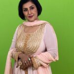 Madhushree Instagram - Make up .. going to Shoot an album song, pink dress thanks #sumitdasgupta . #makeup #shoot #shooting #album #song #singing #singer #sing #mood #love #atmosphere #pink #dress #makeupartist