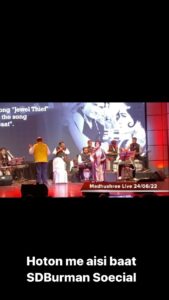 Madhushree Instagram - Hoton me aisi baat .. S D Burman Tribute live at Nehrucentre . Anup jalota , Jaspinder Nurula , SarveshMishra Vinod , #Surjo bhattacharya Sanjay tandon #love #happy #music #singer #song #singing #film #artist #voice #piano #percussion #instagood #instagram #instaartist #insta #instamood