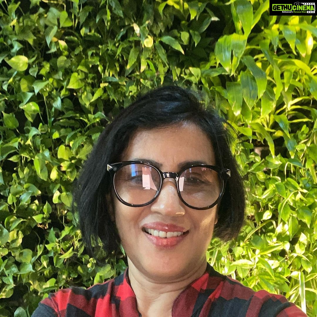 Madhushree Instagram - It’s show time.. mumbai airport.. going to Indore for “Indore Ki Beti “ #tribute to #latamangeshkar show .. #show #love #instamood #program #latamangeshkar #indore #music #musician #musical #artist #artistsoninstagram