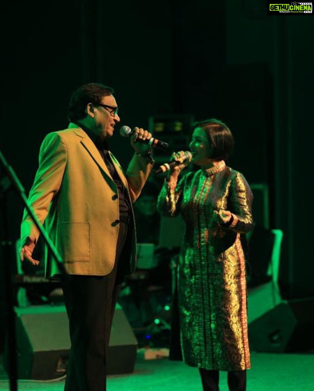 Madhushree Instagram - “Indore Ki Beti “ a wonderful program pics .. #jaswindersingh #agamkumarnigam #sonunigam #indore #orchestra #musica #musical #singer #singing #artistsoninstagram #musician #piano #latamangeshkar