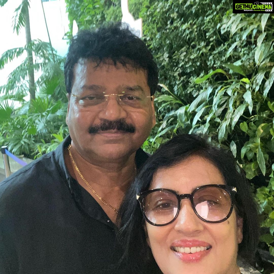 Madhushree Instagram - It’s show time.. mumbai airport.. going to Indore for “Indore Ki Beti “ #tribute to #latamangeshkar show .. #show #love #instamood #program #latamangeshkar #indore #music #musician #musical #artist #artistsoninstagram