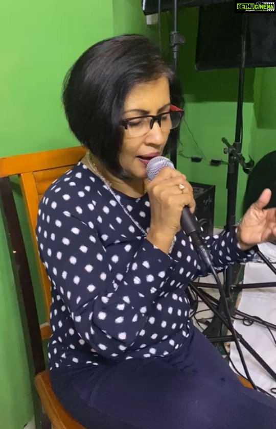 Madhushree Instagram - Rehearsing my popular song of film #sheesha “ yaar Ko Maine “ for my #upcomingshow 😍🤪🎤🎶✨ #sheeshaa #nehadhupia #sonusood #mayagovind #samirsen #sohelsen #rehearsal #music #life #happiness #fridaymood #excited #fanslove #instagram #instantbollywood #filmykalakar #bollywood #singer #playbacksinger #love #mic #stage #cameralove #instagramreels #trendingvideo #trendingreel #trendingnow #followme Mumbai, Maharashtra