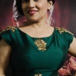 Madhushree Instagram - #oldmemories !!! Life before Pandemic!!! Hope things get back to normal soon!!! @iam_johnylever @uditnarayanmusic #bollywoodsongs #travel #bollywoodsinger #singer #instagood #throwbackthursday #instafans #instagram #fanslove #bollywood #comdeian #actorslife #cameralove #musicinstrument Mumbai, Maharashtra