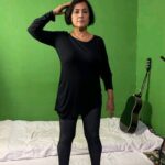 Madhushree Instagram - Try this 🤪 Not easy as it looks 😂 #trendingnow #trendingsongs #trendingreel #reels #headshoulderskneesandtoes #reelsfeelit #instareels #instagram #india #reelschallenge #reelsviral #trending