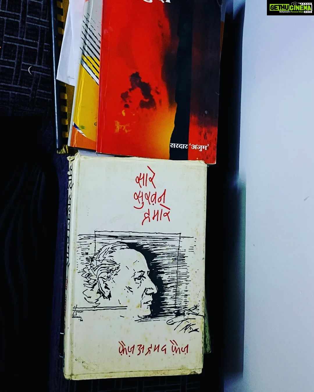 Madhushree Instagram - "Aur kya Dekhne ko Baaki hai, Aap se dil laga ke Dekh liya”. Kitaabo se Pyar ❤️📗 . . #homecollection❤️ . . . #Booklover #Urdu Shayari #instagood #instafans #instabook #madhushreebhattacharya #shayarilover #books #bookcollection #happyfriday #feelsgood #followformore #instagram #india Mumbai, Maharashtra