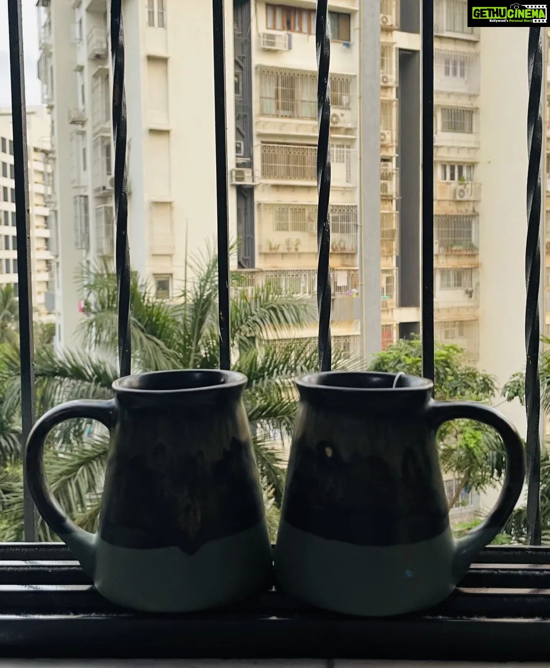 Madhushree Instagram - Chai Bina Chain Kaha Re 💕 ☕💕 @robbybadalmusic ❤️ . . . #chailover #couplegoals #ourtime #conversation #instagood #togetherforever #photooftheday #loveyou #kisses ##happiness #instagram #motivation #chaipecharcha #understandinglove #relationshipgoals #marriedcouple #eveingchill #eveningvibes #loveyoufans #madhushreebhattacharya #madhushreefans Mumbai, Maharashtra