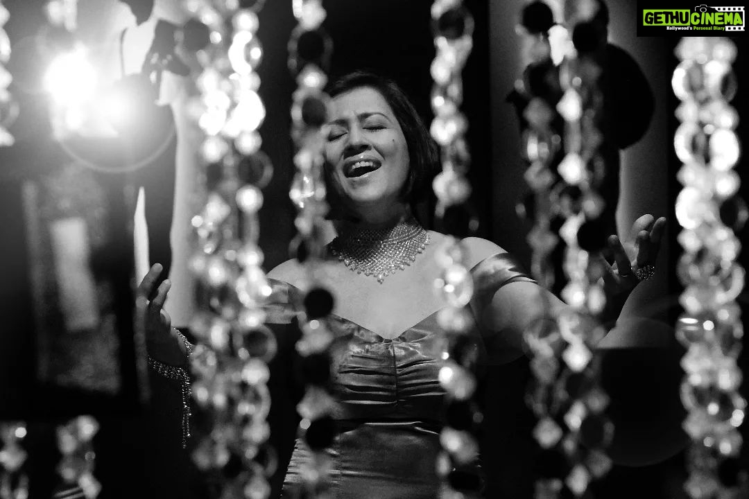 Madhushree Instagram - Samay ne yeh kya kiya Badal di hai kaya Tumhein mene paa liye Mujhe tumne paya. πΆππ€ . . . "Words make you think. Music makes you feel. A song makes you feel a thought." β€οΈπ€π . . . . #inlamhonkedaamanmein #jodhaaakbar #arrahman #aishwaryarai #hrithikroshan #sonunigham #mondaymood #love #happiness #instafans #fanslove #instagram #bollywood #indionidol #saregamapalilchamps #thevoice #indiasgottalent #igt #danceindiadance #singingchallenge #dancechallenge #reelchallenge #bestjodi #pyaar #mentors #singers #playbacksingers #madhushreebhattacharya #madhushreefans #music Mumbai, Maharashtra