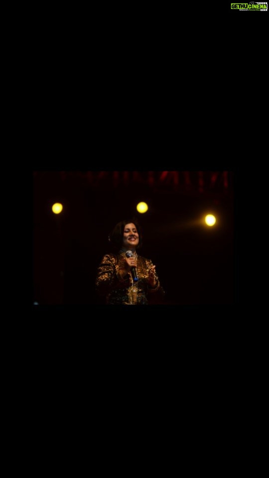 Madhushree Instagram - Happy Thursday! 😀 #throwbacktotheconcertday 🙈 Let's groove on the #kabhineemneem #myoneofthefavsong!!!❤️ What's your fav song? 🤔 Let me know in the comment section!👇 #yuva #madhushree #madhushreebhattacharya #hitbollywoodsongs #instafans #instafollowers #instalove #instareels #reelitfeelit #arrehmanmusic #ranimukherjee #abhishekbachchan #olddays #memories #playbacksinger #madhushreefans #singerlife #thursdaymood #vibes #passionforsinging #comments🎵💗 Mumbai, Maharashtra