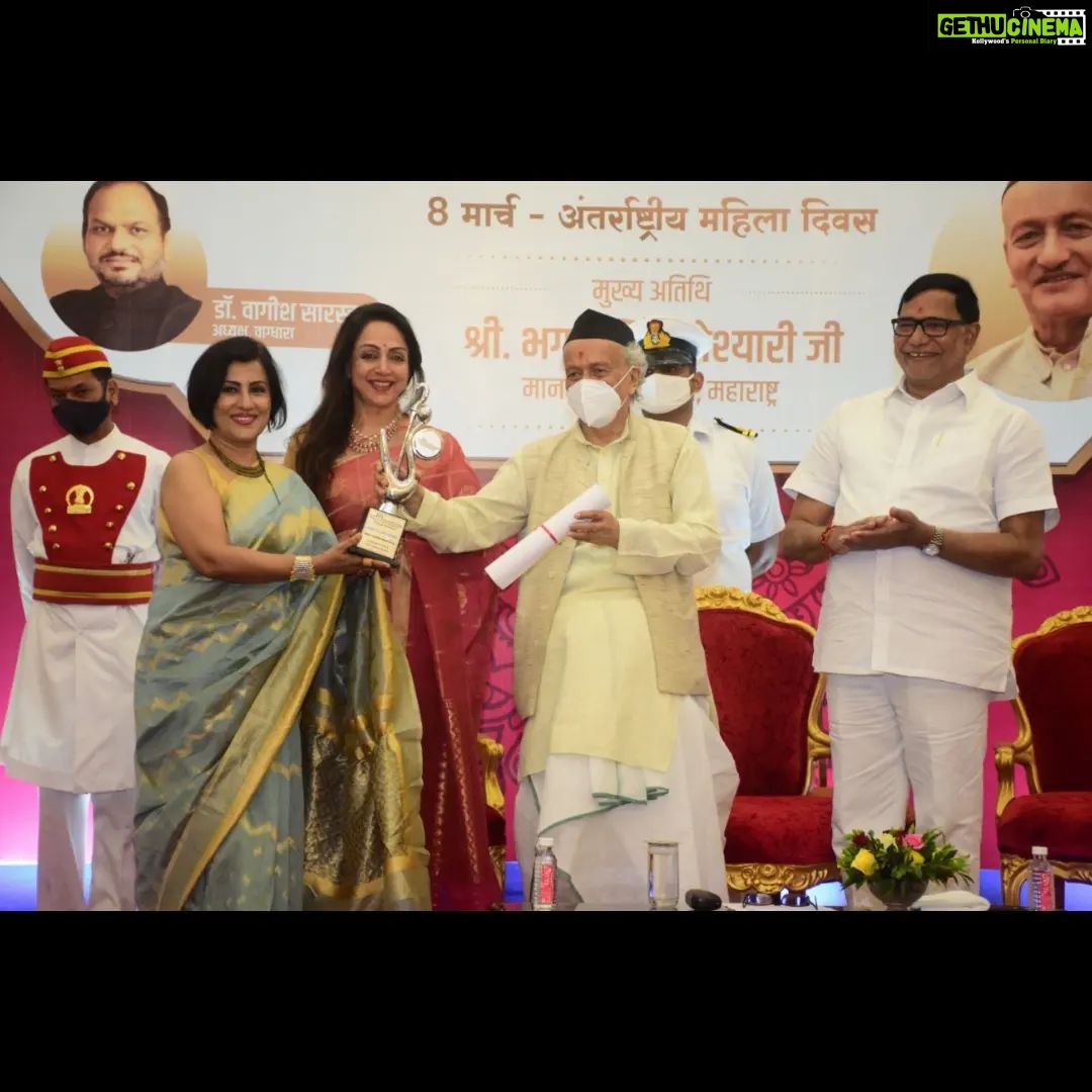 Madhushree Instagram - #allaboutyesterday 😍 I'm honoured to receive this #वाग्धारा सम्मान award from #rajyapalbhagatsinghkoshiyari and @dreamgirlhemamalini Ji. Truly the best women's day it was for me. 😍❤️✨ . . . @robbybadalmusic @rishimishraofficial @nikhitagandhiofficial @raghubir_y . . . . . How did you guys celebrated Women's day? 😍 . . . . . . #womensdaycelebration #awardfunction #rajyapalkoshyari #governerofmaharashtra #nationalvicepresident #bjp #hemamalini #fans #awardwinning #happiness #singer #playbacksinger #instafollowers #instafan #audiencelove #thankyoufans #keepsmiling #keepsinging #lotsoflove Mumbai, Maharashtra