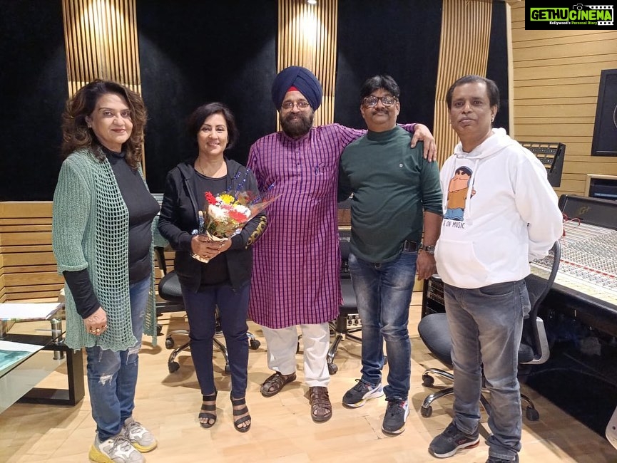 Madhushree Instagram - Recorded a #romantic #duet with #irfan #GaneshProduction Film “#AMMEEJI” #Producer : #maddhusakksena #Director: #Chintoo Maheshwari Music: #dheerajsen Lyrics: Sardeep singh Singer: Irfan & MadhuShree #krishnastudio #amirrecordist
