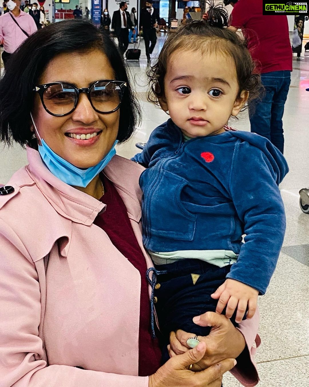 Madhushree Instagram - While listening my new #song of #krishna , I bounced with #balkrishna at #airport.. Listen the full song on. https://youtu.be/H5XRCAO5Gco