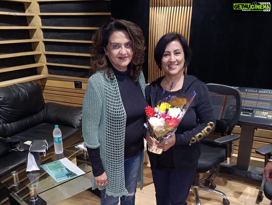 Madhushree Instagram - Recorded a #romantic #duet with #irfan #GaneshProduction Film “#AMMEEJI” #Producer : #maddhusakksena #Director: #Chintoo Maheshwari Music: #dheerajsen Lyrics: Sardeep singh Singer: Irfan & MadhuShree #krishnastudio #amirrecordist