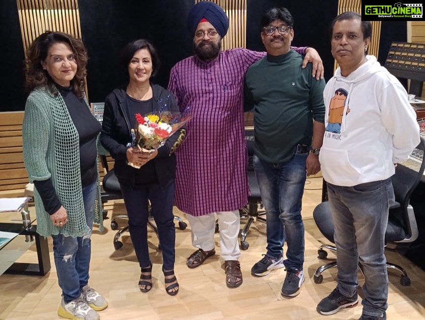 Madhushree Instagram - Recorded a #romantic #duet with #irfan #GaneshProduction Film “#AMMEEJI” #Producer : #maddhusakksena #Director: #Chintoo Maheshwari Music: #dheerajsen Lyrics: Sardeep singh Singer: Irfan & MadhuShree #krishnastudio #amirrecordist