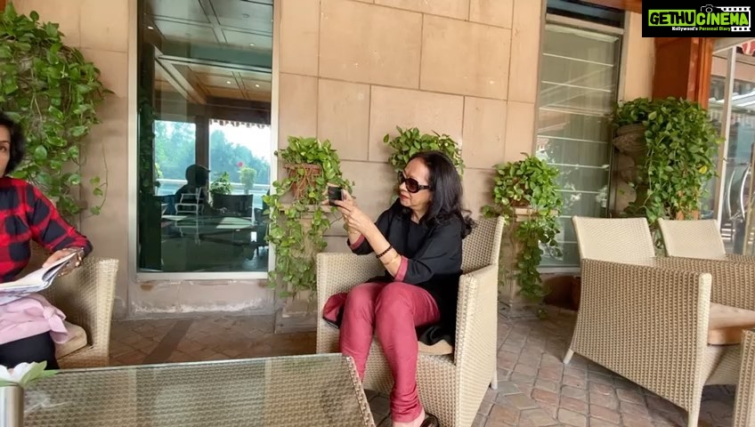 Madhushree Instagram - Yesterday Met #meeta , #ameetaparshuram the very famous #poet in delhi . Just humming her #poetry . She presented me #ishqlamhe #ghazal #nazm book . #bazm #meeta