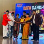 Madhushree Instagram - Honoured to got #mahatmagandhi #awards thanks to #kcf #krishnachauhan . #anumalik #gajendrachauhan #bhartibjp #sunilpal #ehsaankureshi #arunbakshi