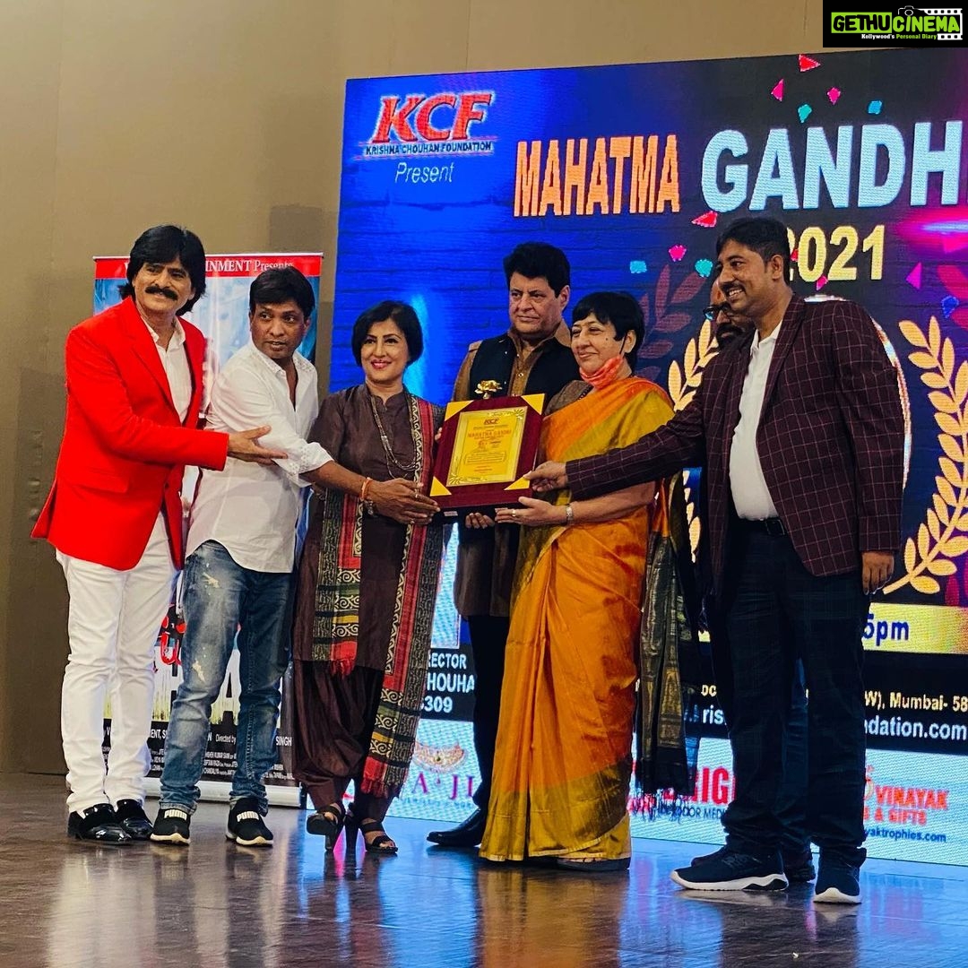 Madhushree Instagram - Honoured to got #mahatmagandhi #awards thanks to #kcf #krishnachauhan . #anumalik #gajendrachauhan #bhartibjp #sunilpal #ehsaankureshi #arunbakshi