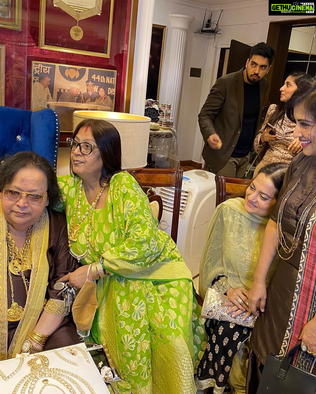 Madhushree Instagram - Birthday celebrations of #BappiLahiri with other #Bollywood star musicians #ushamangeshkar #KumarSanu #alkayagnik #uditnarayan #shaan #AlishaChinai #AnuMalik #AnandMilind #lalitpandit #jollymukherjee #AnuradhaPaudwal #nitinmukesh #samirtandon #chandranimukherjee #ShailendraSingh #vijetapandit and other guests
