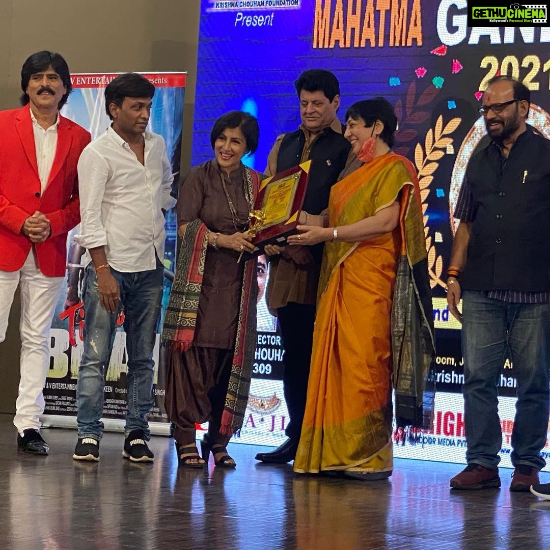 Madhushree Instagram - Honoured to got #mahatmagandhi #awards thanks to #kcf #krishnachauhan . #anumalik #gajendrachauhan #bhartibjp #sunilpal #ehsaankureshi #arunbakshi