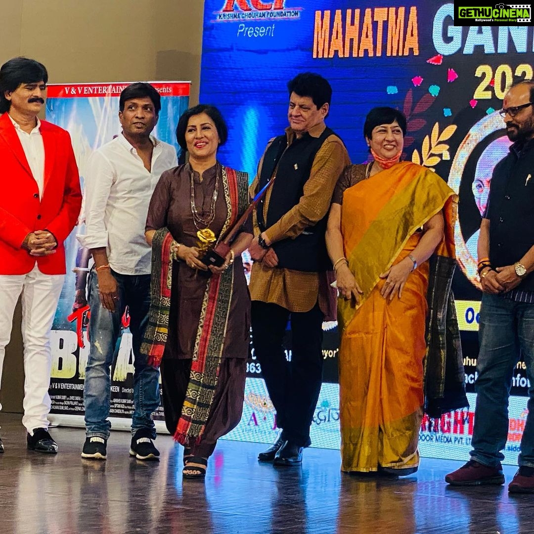 Madhushree Instagram - Honoured to got #mahatmagandhi #awards thanks to #kcf #krishnachauhan . #anumalik #gajendrachauhan #bhartibjp #sunilpal #ehsaankureshi #arunbakshi