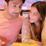 Madhuurima Instagram - Pagli samjhi nahi kiske liye gaa raha hu 😂 😂 #nishantmalkhani #nyrabanerjee #ThodiThodiSaans #videooutnow #outnow Link in bio❤️😘 The heart-warming song, #Thodithodisaans is #outnow. A song full of romance, love and affection. Music- @meetbrosofficial Featuring- @nishantsinghm_official and @kashikakapoor09 Singer- @yasserdesai Lyrics- @shabbir_ahmed9 Music Produced by - @adityadevmusic : @meet_bros_manmeet @harmeet_meetbros @uddimuzic @mbmusicco @rrajeev.sharma @pranay.vispute Directors - @iammiddha & @puneetsbedi DOP - @doprobbo #MeetBros #MBMusic #ThodiThodiSaans #NishantMalkhani #KashikaKapoor #NewSong #SongRelease #RomanticSong #Love #HeartBreak #Music #YouTube