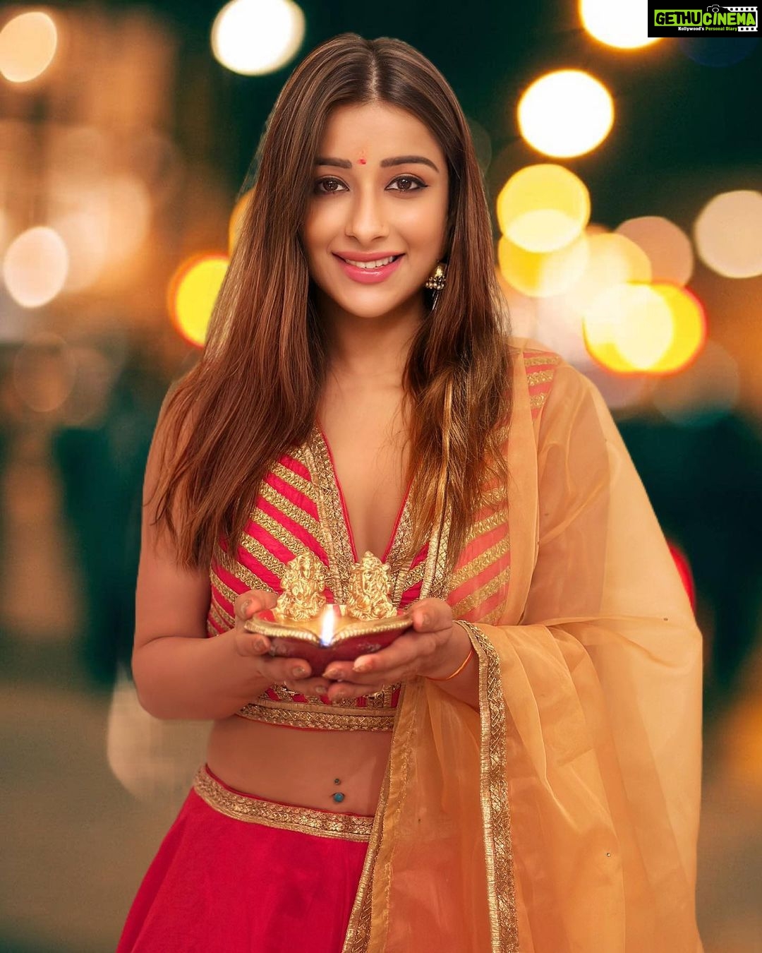 Madhuurima Instagram - Wishing u guys a very happy Diwali 😍😍😍 Wearing @neerusindia Styled by @nehaadhvikmahajan #festivewear #festival #diwali