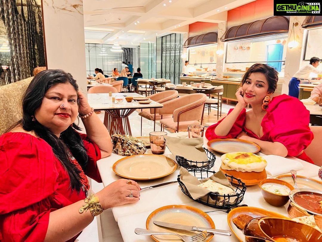 Madhuurima Instagram - Diwali dinner with @whitepeacockh @musaafer.india @radissongoregaon