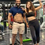 Madhuurima Instagram - The only trainer who doesn’t put me on any diet. Never asks me to consume any supplements , any pre work outs And adheres to scientific training. If I can be so fit, so can u ! A lot of people are dying during their workouts. Gym is supposed to be your body’s temple , not your grave. Make yourself fit. And not abuse your body with chemicals. Thanx @sunnyshetty_ for teaching me the right things. #guruji