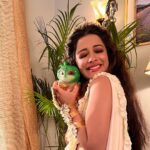 Madhuurima Instagram – Mera mandbudhi Mendak Mandy 😁😁 
#pet #cute #frog #froggy #princess