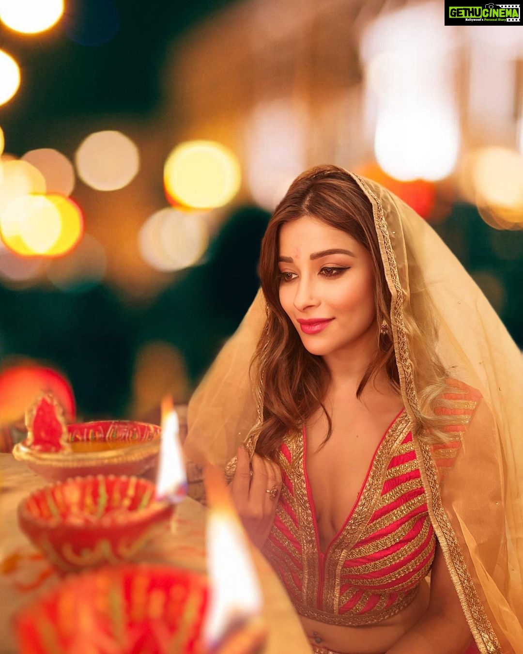 Madhuurima Instagram - Wishing u guys a very happy Diwali 😍😍😍 Wearing @neerusindia Styled by @nehaadhvikmahajan #festivewear #festival #diwali