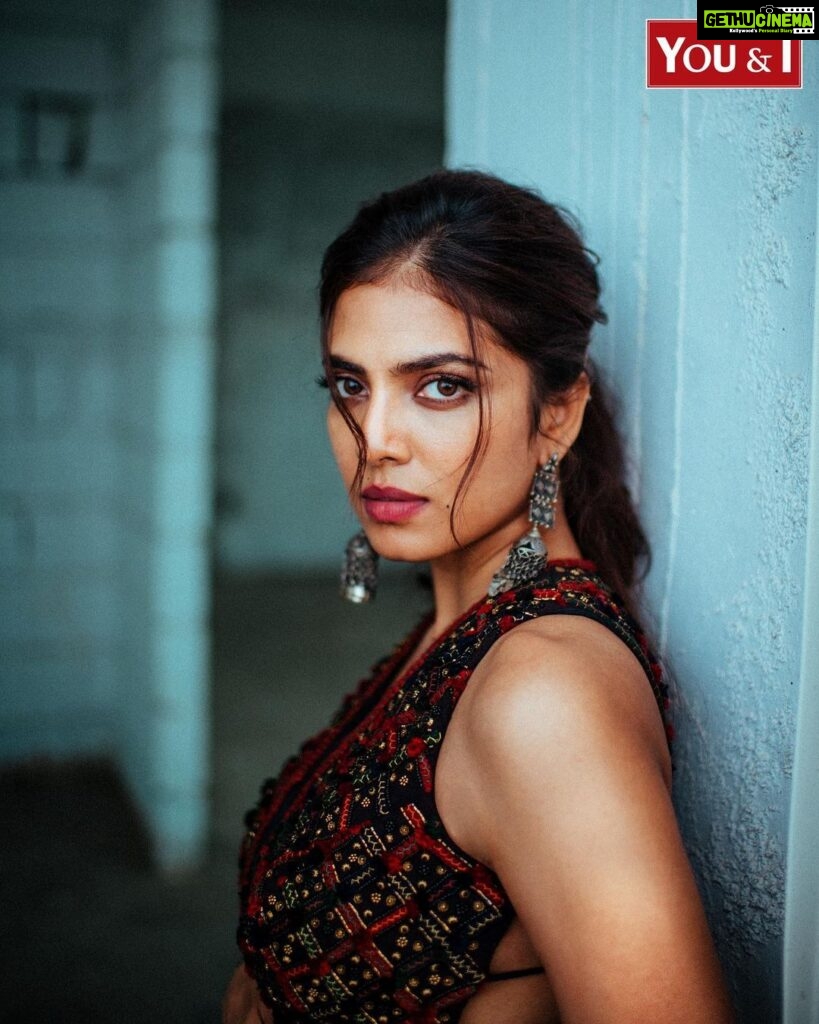 Malavika Mohanan Instagram - Had a lovely time speaking to one of Hyderabad’s favourite magazines 💕@youandimag Photographer- @bharat_rawail Makeup- @sonamdoesmakeup Hair- @arvindkumar_hair Outfit- @medha.in Jewelry- @silverstreakstore Location-@windsor_grande_residences PR- @theitembomb Co-ordinated by- @nadiiaamalik Interview by- @niharika.keerthi