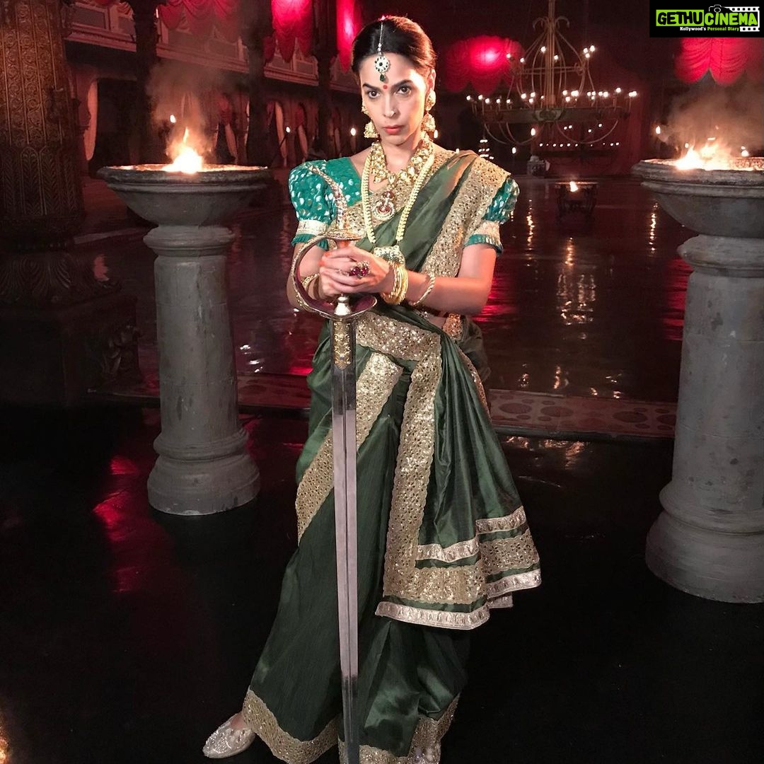 Mallika Sherawat Instagram - Boss lady 🐆 . . . . . . . . . . #bosslady #strongwomen #warriorspirit #warriorqueen #warriorprincess #warriorgoddess Film City
