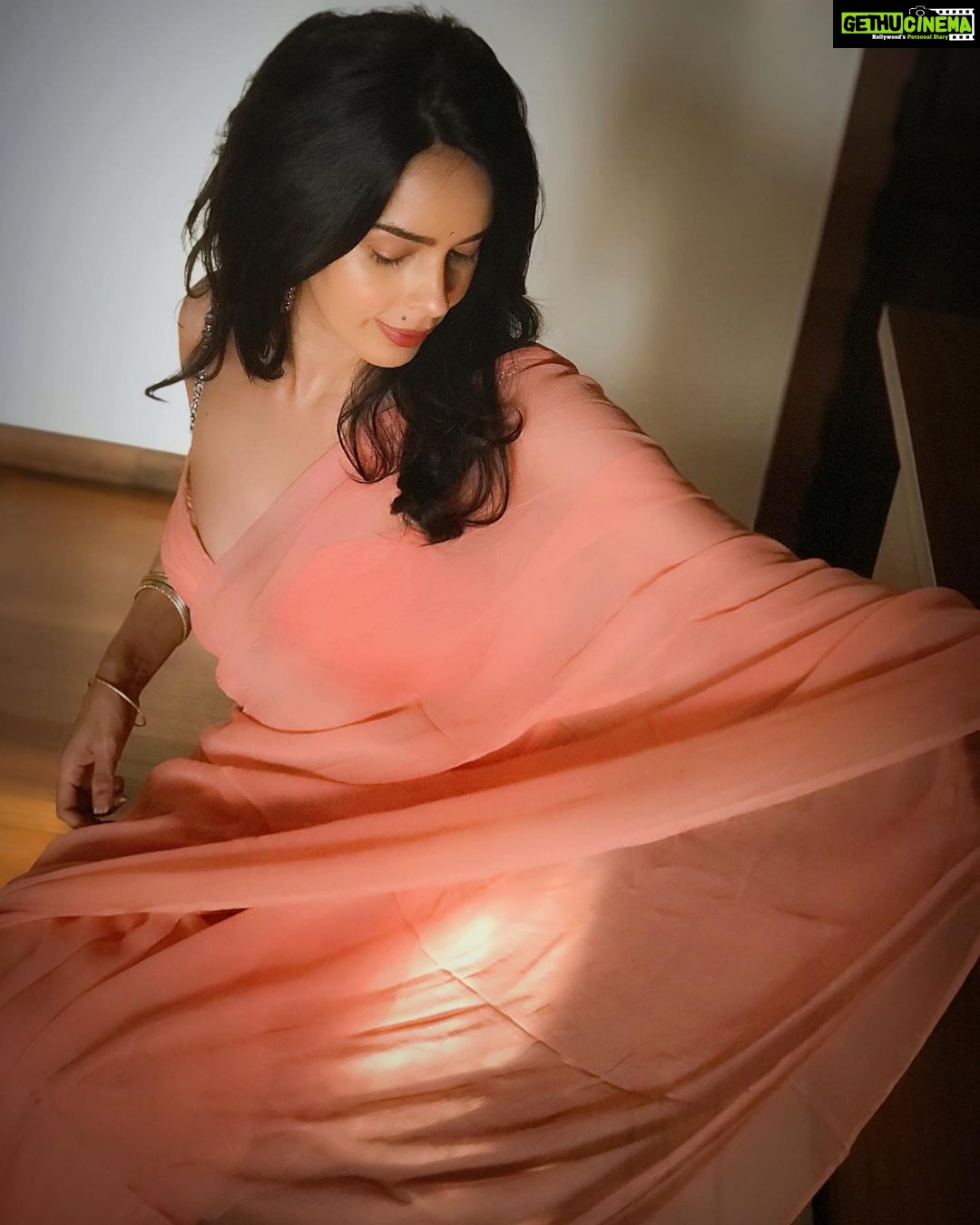 Mallika Sherawat Instagram - Always a saree girl 🥰 . . . . . . . . . . #saree #allaboutbrides #designersarees #traditionaloutfit #ethnicwearonline #designerwear #lehengacollection #partywearlehenga #indianwear #gold #pink #cute #instalove #smile #beautiful #alwayspositive #red #precious #friendly #brightlights #lipstic #better #allyouneed #dressdesigners #onthisday #peacefull #healthymindset #innerstrength #alwayssmile #designerfashion Mumbai, Maharashtra