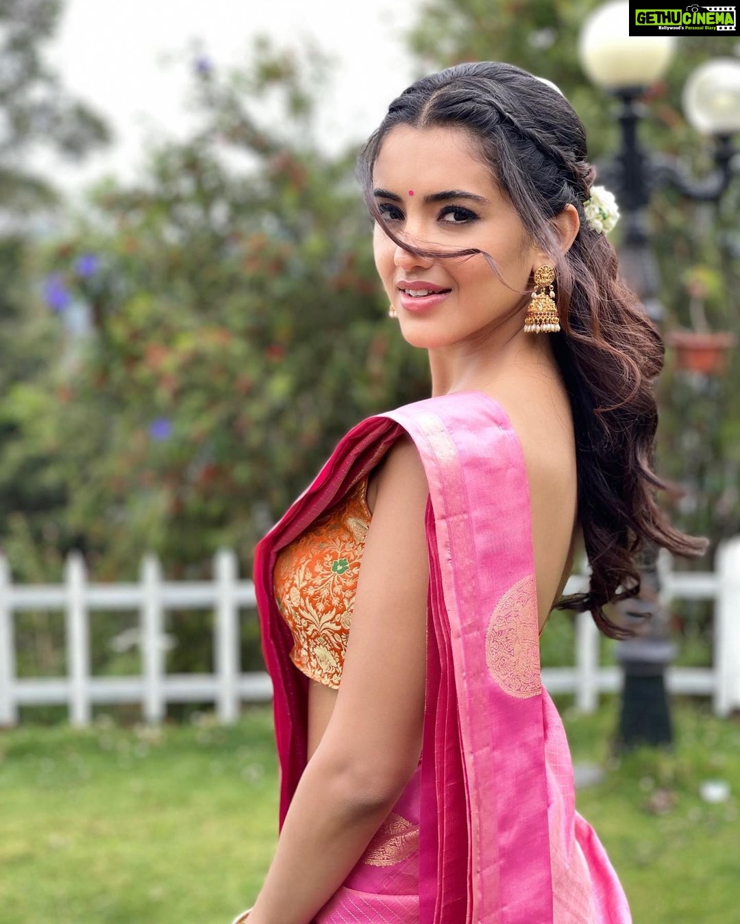 Malvika Sharma Instagram - या देवी सर्वभूतेषु बुद्धिरूपेण संस्थिता, नमस्तस्यै नमस्तस्यै नमस्तस्यै नमो नमः Happy Durga Navmi 🙏🏻