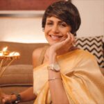 Mandira Bedi Instagram - Décor? Check✅ My dress? Always check✅ The perfect Diwali gift? Double check✅ This Diwali, I’ve got myself the Orion Choco-Pie Festive Pack for my #FriendsLikeFamily. Should get yourself one too because there’s an amazing offer on! Visit: https://bit.ly/ChocoPieWaliDiwali. #Diwali #OrionChocoPie #chocopie #diwaligifts #festive #diwalihampers