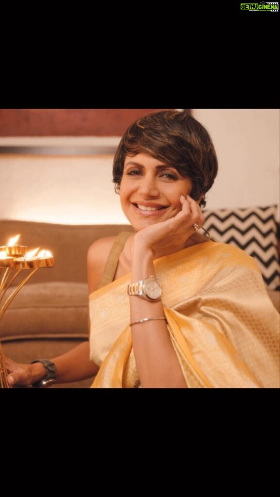 Mandira Bedi Instagram - Décor? Check✅ My dress? Always check✅ The perfect Diwali gift? Double check✅ This Diwali, I’ve got myself the Orion Choco-Pie Festive Pack for my #FriendsLikeFamily. Should get yourself one too because there’s an amazing offer on! Visit: https://bit.ly/ChocoPieWaliDiwali. #Diwali #OrionChocoPie #chocopie #diwaligifts #festive #diwalihampers