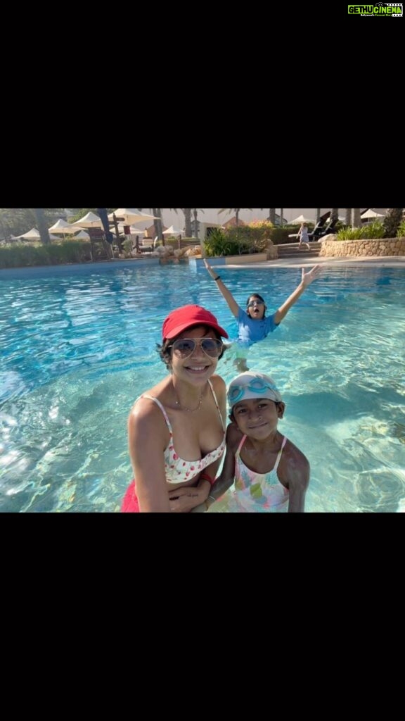 Mandira Bedi Instagram - It hasn’t been a minute here .. and we hit the water running! The @shangrilabarraljissahresort is a stunning property. 🙌🏽 The suite is gorgeous. The beach is inviting. But first: the pool!! ❤💦🤪 . . #shangrilabarraljissah #familyvacay #vacationmode #notwithoutmyselfiestick . Thank you @lubainasheerazi @brandit.india for making the magic happen