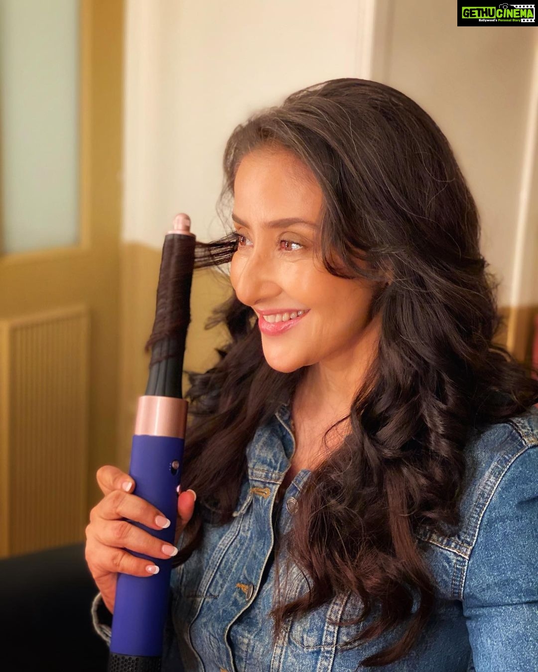 Manisha Koirala Instagram - Got my hands on the new dyson airwrap for this festive season the perfect gift to oneself for having easy salon like hair ready at home . #DysonAirwrap #DysonIndia #DysonHairAtHome #Gifted @dyson_india Mumbai, Maharashtra