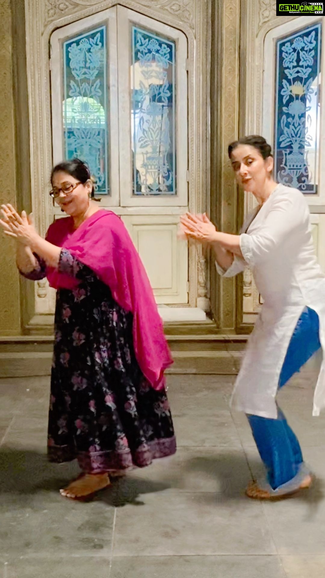 Manisha Koirala Instagram - Practicing #kathak from #VijayshreeChaudhary .. reviving memories of childhood !! I guess I need more #riyaz but love #clasicaldance n #clasicalmusic 💐💐💐❤️❤️❤️