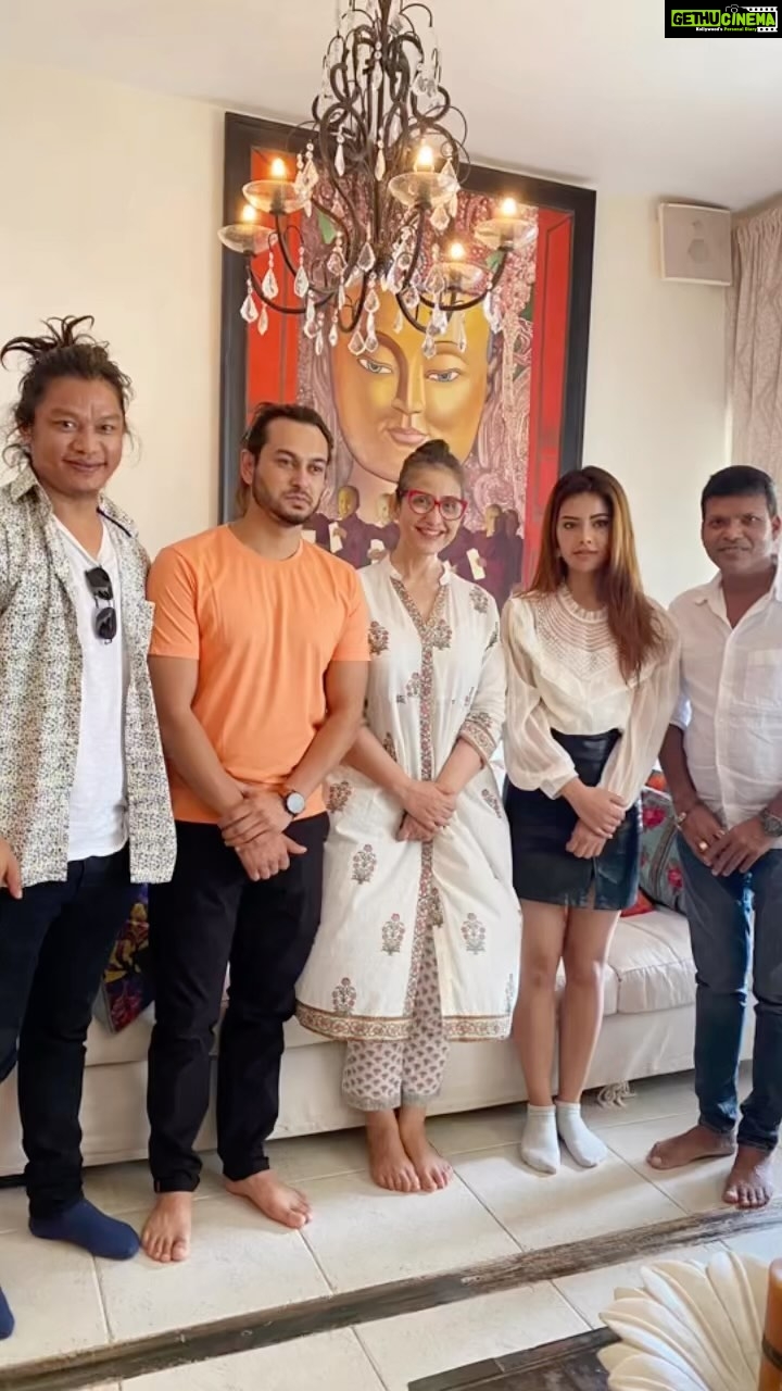 Manisha Koirala Instagram - Very pleased to meet the team of #premgeet3 in #mumbai home!! I wishing them all the best for their release on 23rd September worldwide!! Congratulations and all the best !!