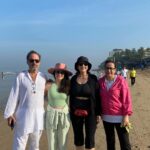 Manisha Koirala Instagram - A morning on the beach.. #mumbaidiaries 💃🏻 #beach #friends Mumbai, Maharashtra
