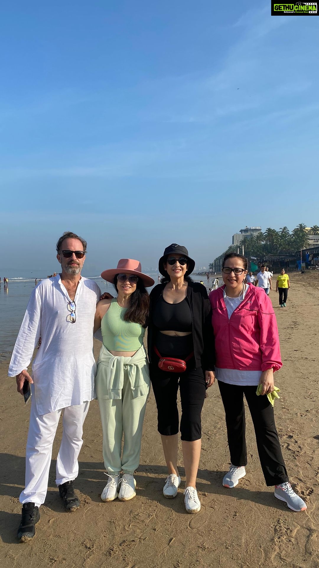 Manisha Koirala Instagram - A morning on the beach.. #mumbaidiaries 💃🏻 #beach #friends Mumbai, Maharashtra