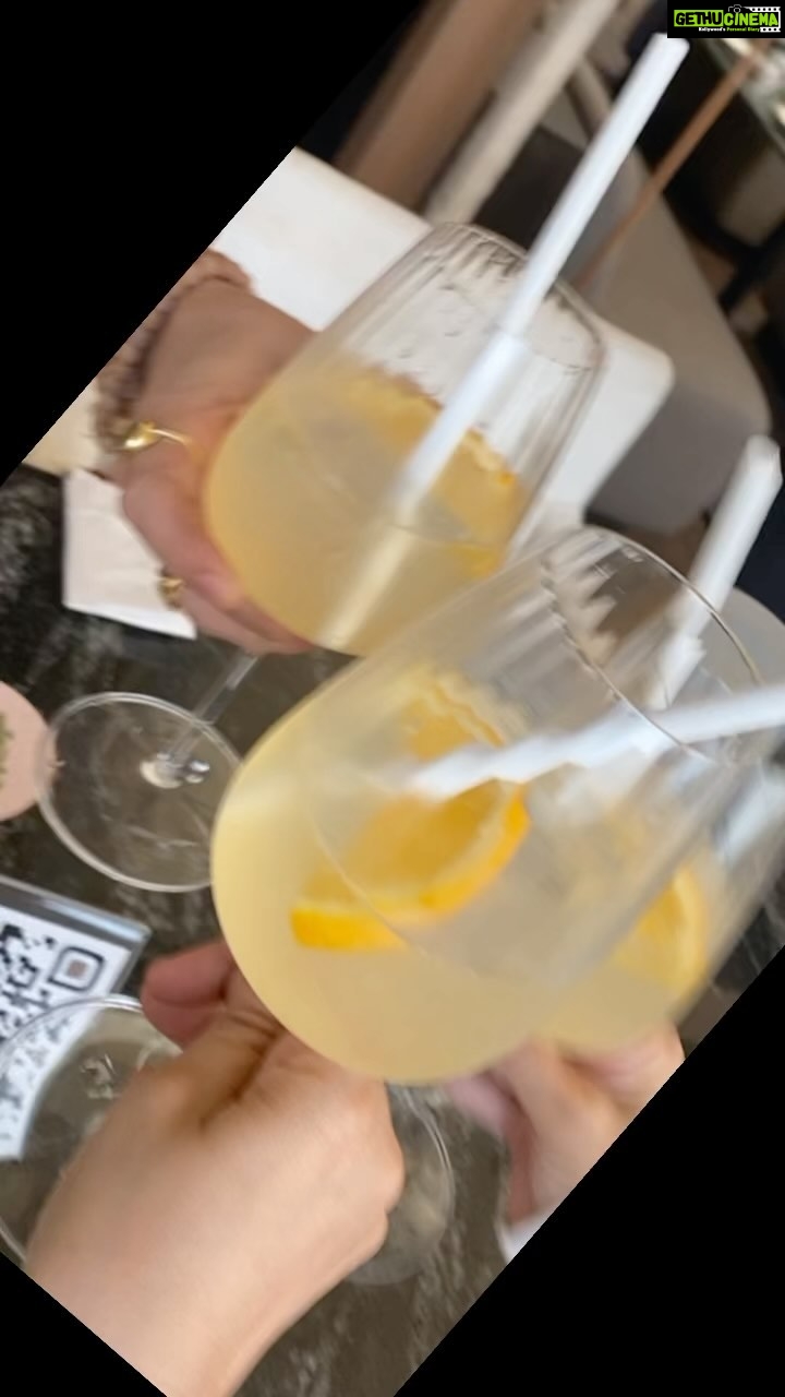 Manisha Koirala Instagram - Love my off work days with friends who are in town #friendships 💃🏻💃🏻💃🏻 !! You can tell I m a #foody 🥰😅😂 #mumbaidiaries Mumbai, Maharashtra